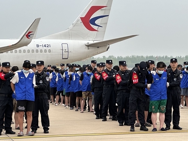 中國籍涉賭詐違法犯罪嫌疑人從柬埔寨被押解回國。人民網(wǎng)記者 郝萍攝