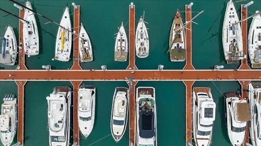 △超250艘船艇亮相第四屆消博會游艇展。