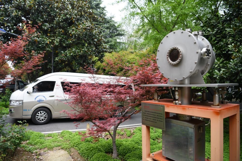 2024年4月6日，在位于安徽合肥的中國科學(xué)技術(shù)大學(xué)，自主研制的原位實(shí)驗(yàn)裝置準(zhǔn)備運(yùn)往上海光源開展實(shí)驗(yàn)。