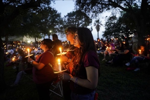 2023年5月24日，在美國得克薩斯州小城尤瓦爾迪，人們參加守夜儀式悼念校園槍擊遇害者。新華社記者吳曉凌攝