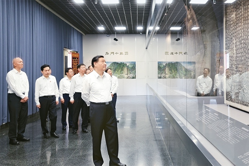 2023年7月29日，中共中央總書記、國家主席、中央軍委主席習(xí)近平在四川考察結(jié)束返京途中，來到陜西省漢中市考察。這是習(xí)近平參觀漢中市博物館有關(guān)歷史文物展陳。 新華社記者 鞠鵬/攝