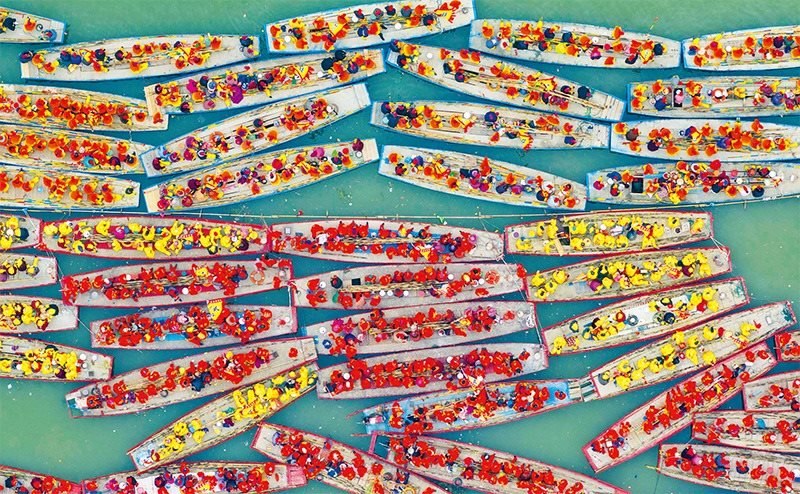 溱潼會船由南宋相沿至今，歷經數(shù)百年傳承，被列入國家級非物質文化遺產名錄。圖為2024年4月6日在江蘇省泰州市姜堰區(qū)溱湖國家濕地公園參加會船表演的船只。 新華社發(fā) 湯德宏/攝