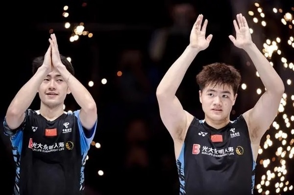 4月14日，梁偉鏗（右）/王昶在頒獎(jiǎng)儀式上。 新華社記者 江漢攝