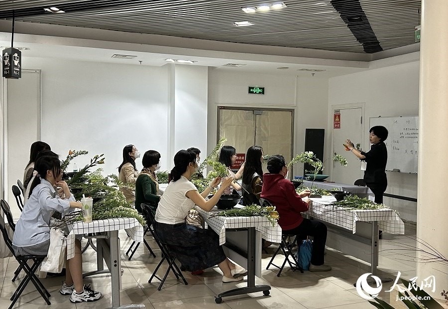 插花體驗(yàn)課。人民網(wǎng) 玄番登史江攝