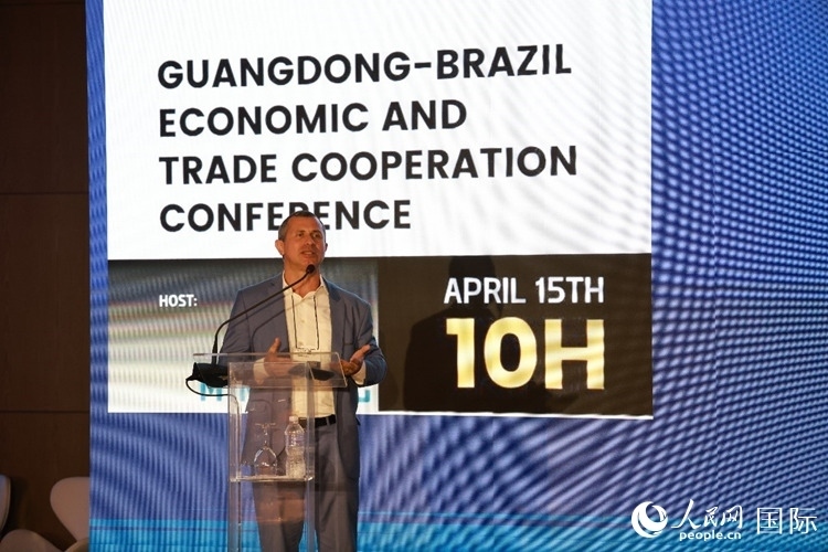 巴西里約州能源和海洋經(jīng)濟(jì)部國務(wù)秘書費(fèi)利佩·佩肖托在推介會上致辭。人民網(wǎng)記者 陳海琪攝