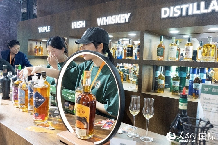 第四屆中國國際消費品博覽會愛爾蘭國家館內(nèi)的參展商。人民網(wǎng) 常沙攝