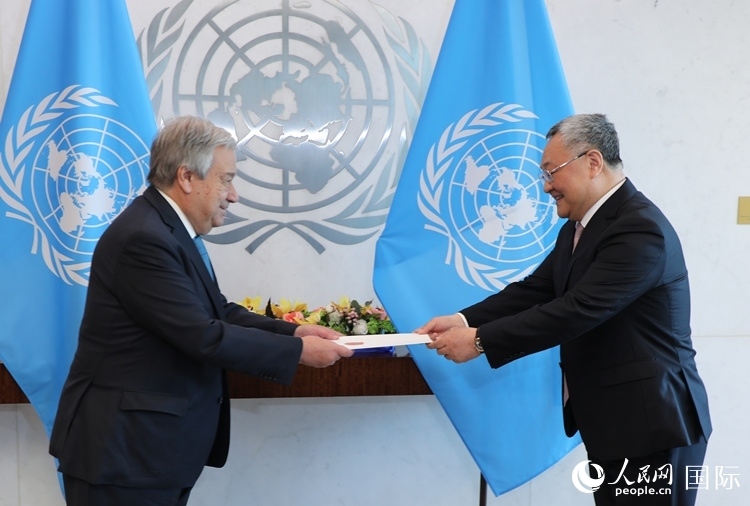 4月16日，中國新任常駐聯(lián)合國代表、特命全權(quán)大使傅聰在紐約聯(lián)合國總部向聯(lián)合國秘書長古特雷斯遞交了全權(quán)證書。 人民網(wǎng)記者 李志偉攝