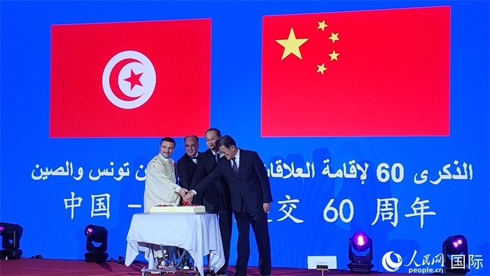 與會(huì)嘉賓共同切紀(jì)念蛋糕，從左至右分別為突尼斯國(guó)家旅游局局長(zhǎng)侯賽因、突尼斯駐華大使阿迪勒·阿拉比、外交部副部長(zhǎng)鄧勵(lì)、中國(guó)人民對(duì)外友好協(xié)會(huì)副會(huì)長(zhǎng)李?？?。人民網(wǎng)記者 萬(wàn)宇攝