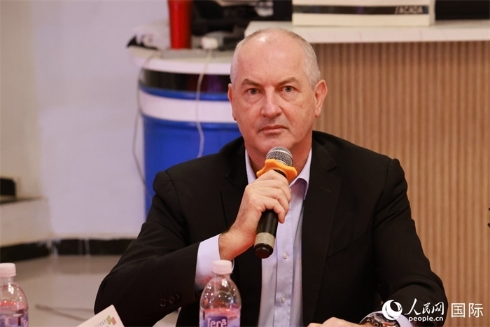 巴西里約大都會研究所執(zhí)行官西奧·舒克在座談會上致辭。人民網(wǎng)記者 陳海琪攝