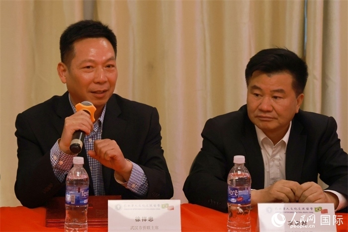 武漢市僑聯(lián)主席徐祥忠（左）在座談會上致辭。人民網(wǎng)記者 陳海琪攝