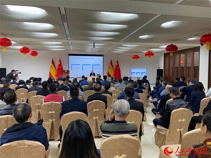 季奕鴻律師主講法律知識。人民網(wǎng)記者 范劍青攝