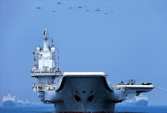 制空作戰(zhàn)梯隊(duì)飛越航母編隊(duì)上空（2018年攝）。 張雷攝