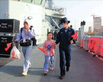 海軍軍艦赴蘇丹緊急撤離我在蘇丹人員。圖為海軍官兵帶領(lǐng)同胞登艦（2023年4月26日攝）。丁家興攝