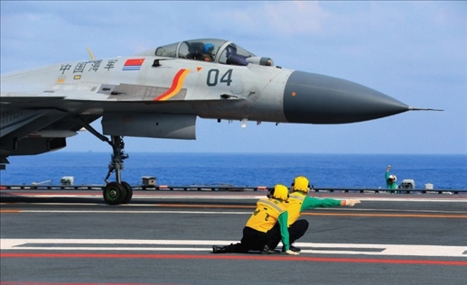 遼寧艦起飛助理作出放飛手勢(shì)，殲-15艦載戰(zhàn)斗機(jī)起飛（2020年4月攝）。張凱攝