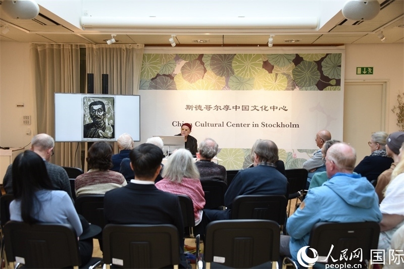 托斯頓·朱雷爾介紹其收藏的中國(guó)版畫作品。人民網(wǎng)記者殷淼攝