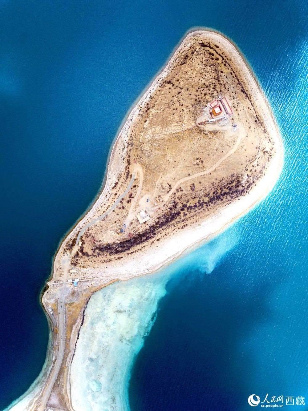 無人機(jī)視角下的西藏羊卓雍錯(cuò)日托寺風(fēng)光。人民網(wǎng)記者 次仁羅布攝