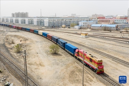4月21日，中歐班列緩緩駛出二連浩特鐵路口岸（無(wú)人機(jī)照片）。 新華社發(fā)（張海峰攝）