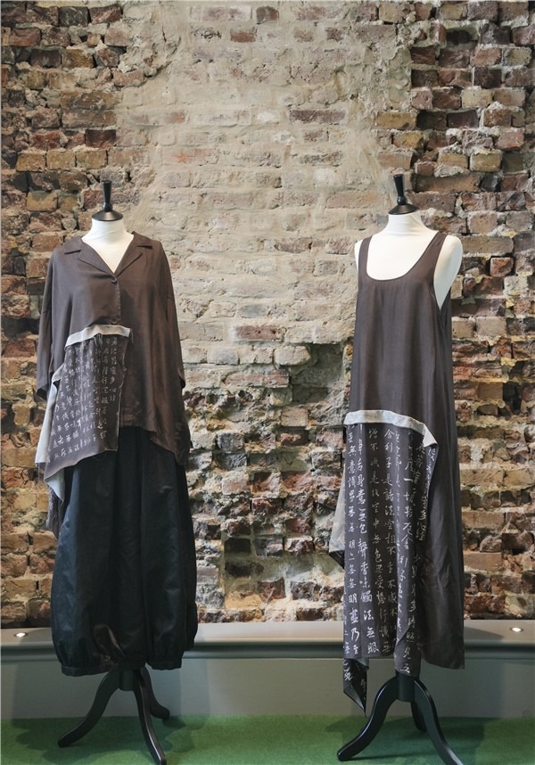 展覽展示的以中國文字為創(chuàng)作靈感的服裝《心經(jīng)》。主辦方供圖
