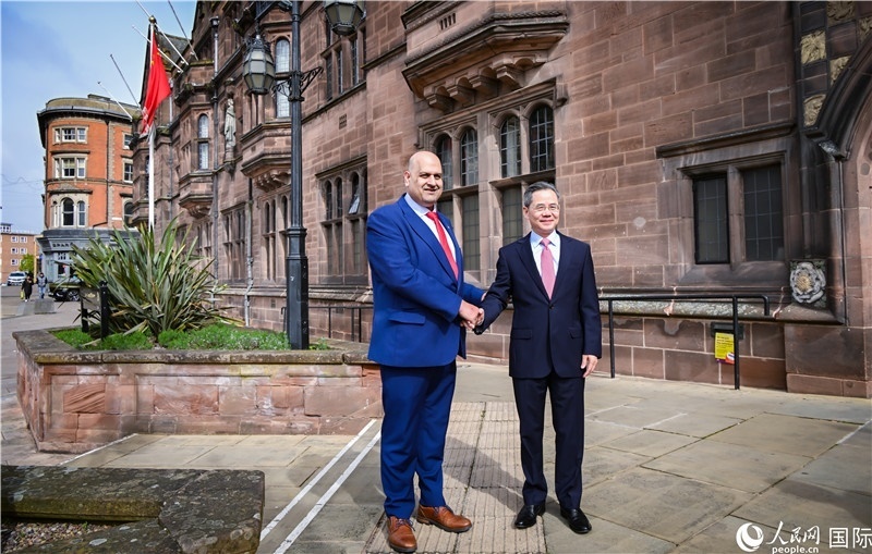 圖為中國駐英國大使鄭澤光在考文垂市政廳會見現(xiàn)場。人民網(wǎng) 郭錦標攝