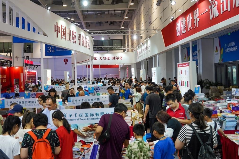 2023年7月31日，在第31屆全國圖書交易博覽會上，讀者在閱覽選購新書。新華社記者 朱崢 攝