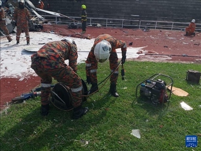 4月23日，救援人員在馬來西亞霹靂州的直升機墜毀現(xiàn)場救援。新華社發(fā)（馬來西亞消防拯救局供圖）