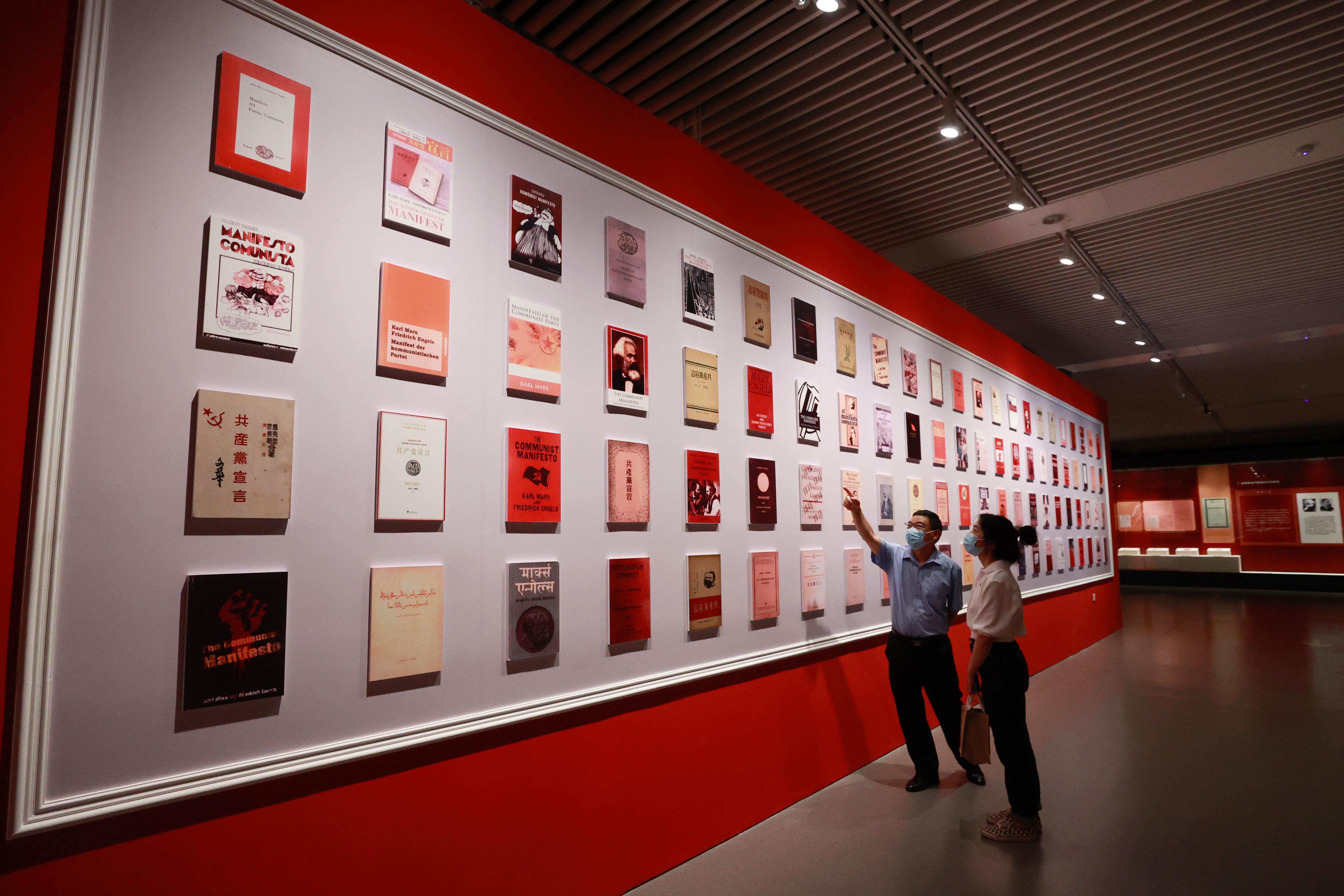 △2021年8月5日，觀眾在國家圖書館觀看不同版本的《共產(chǎn)黨宣言》。