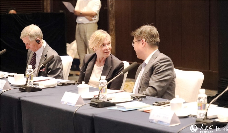 宣介會(huì)上，中外官員親切交談。人民網(wǎng)記者趙益普攝