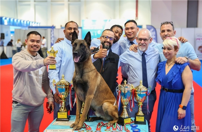 圖為參會嘉賓與獲獎寵物合影，塔里克·易卜拉欣攝