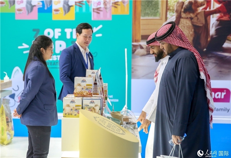 圖為當?shù)乜蜕淘谥袊髽I(yè)展位前參觀，塔里克·易卜拉欣攝 (2)