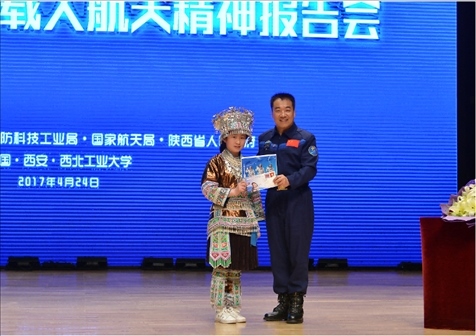 韋知月（化名）在西北工業(yè)大學(xué)與英雄航天員張曉光合影。受訪者供圖