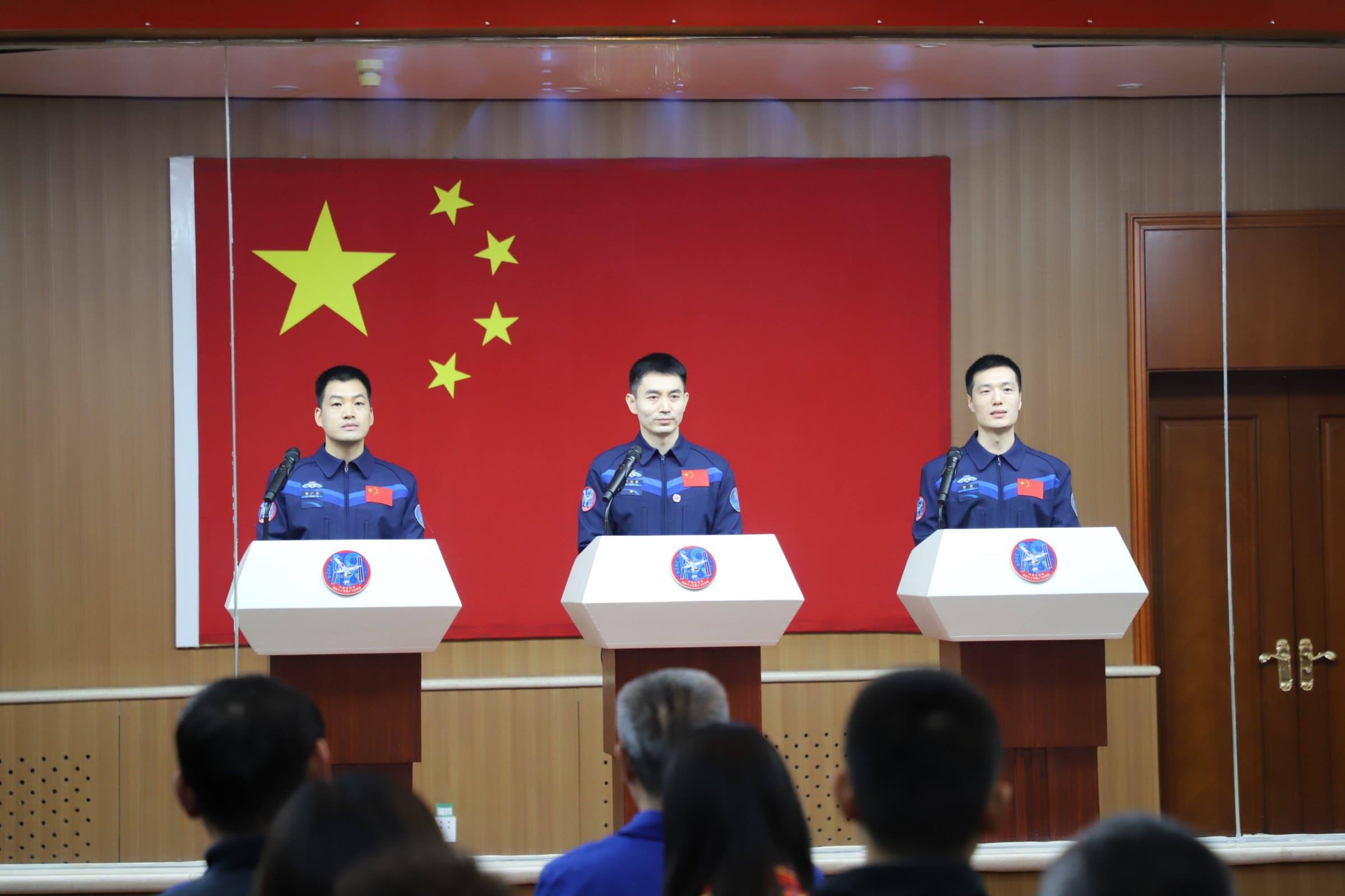 神舟十八號航天員與中外媒體記者集體見面。人民網(wǎng)記者 黃帆攝