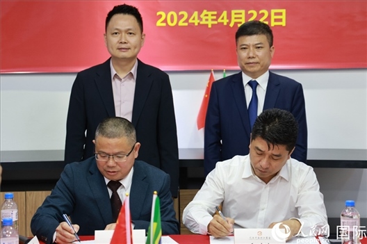 巴西中國浙江商會會長鄭俠茂（右前）與蘭溪市招商服務(wù)中心黨組副書記胡鑫亮（左前）簽署合作備忘錄。人民網(wǎng)記者 陳海琪攝