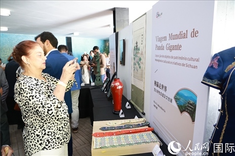 巴西民眾在活動(dòng)現(xiàn)場(chǎng)在四川非遺前駐足觀看。人民網(wǎng)記者 陳海琪攝