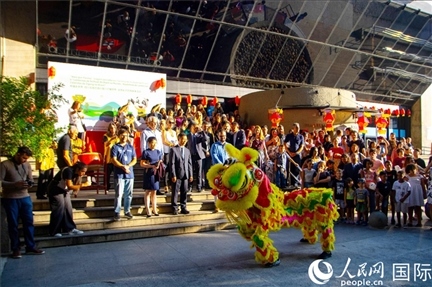 巴西民眾在里約天文館前觀看舞獅表演。四川省文化和旅游廳供圖。