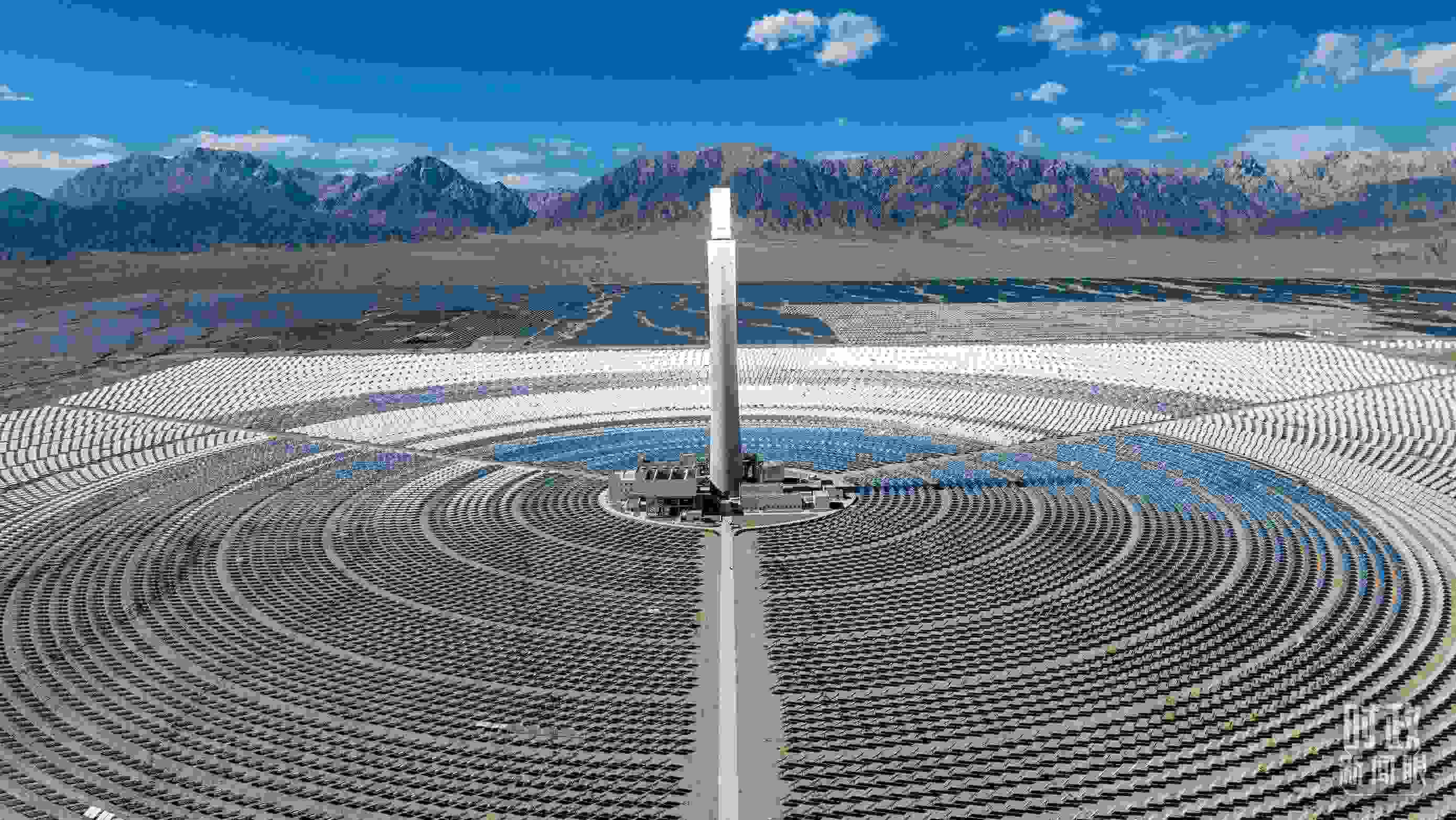 △青海海西德令哈塔式熔鹽儲能光熱發(fā)電廠。（圖/視覺中國）