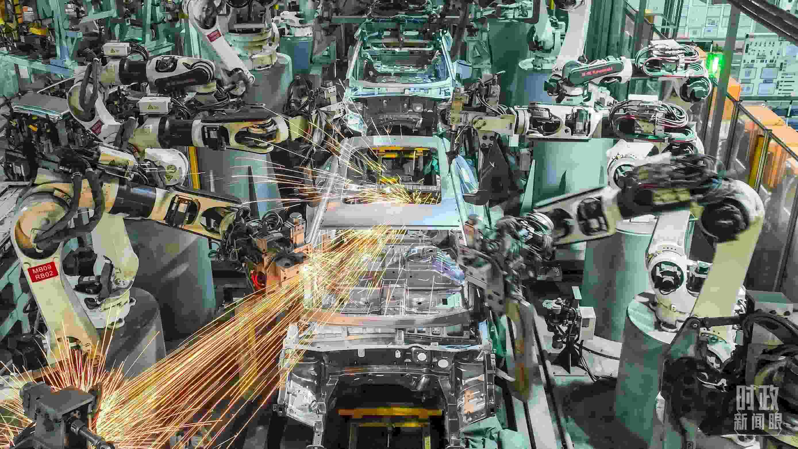  △2024年4月，重慶兩江新區(qū)的一家汽車制造企業(yè)，生產(chǎn)一派繁忙。（圖/視覺中國）