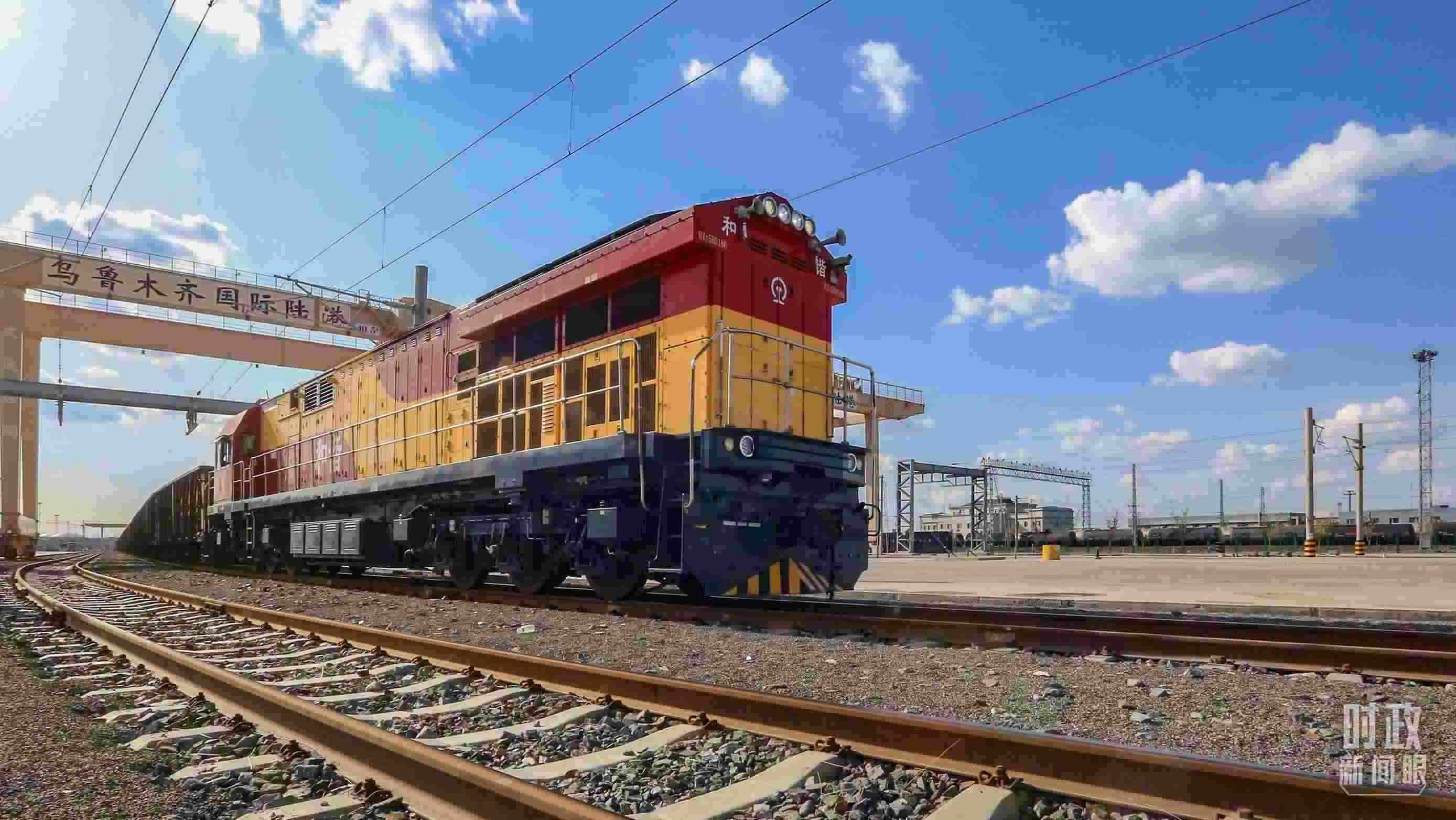 △2024年4月，烏魯木齊國際陸港區(qū)中歐班列“天山號”暢行絲路。（圖/視覺中國）