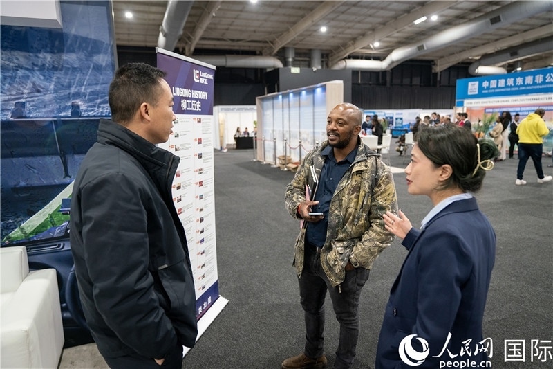 中企工作人員和當(dāng)?shù)厍舐氄呓徽?。希拉茲攝