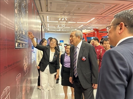 工作人員為泰國前副總理、泰中文化促進委員會主席披尼講解展覽內(nèi)容。中國駐泰國大使館供圖