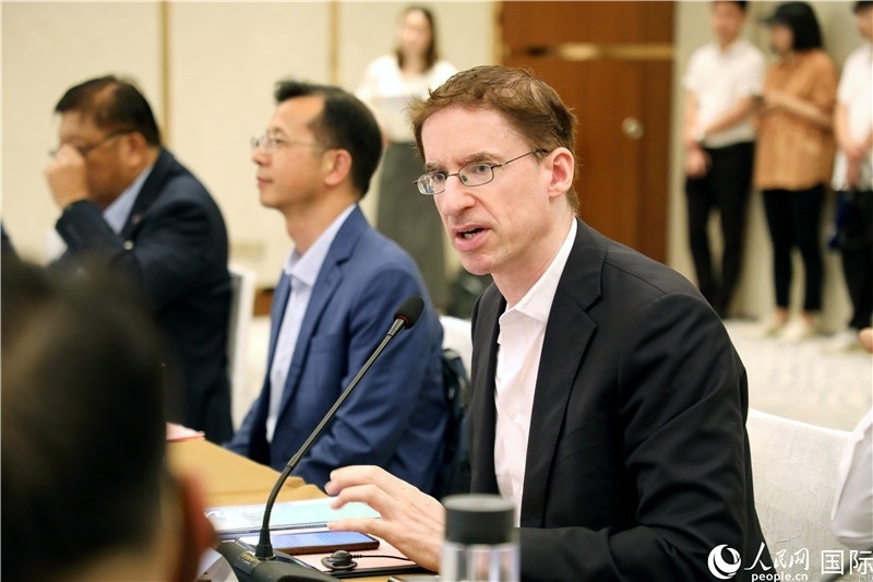 德國(guó)駐廣州總領(lǐng)事魯彥在產(chǎn)業(yè)對(duì)接會(huì)上發(fā)言。人民網(wǎng)記者趙益普攝
