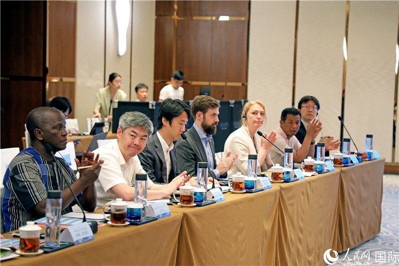 參加產(chǎn)業(yè)對(duì)接會(huì)的各國(guó)駐華使節(jié)。人民網(wǎng)記者趙益普攝