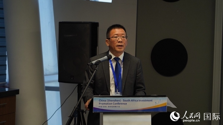 南非中國經(jīng)貿(mào)協(xié)會會長、中國銀行約翰內(nèi)斯堡分行行長張朝陽致辭。人民網(wǎng) 劉暢攝