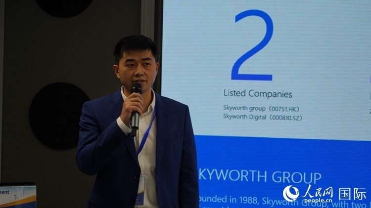 創(chuàng)維南非綠能公司總經(jīng)理倪亮介紹創(chuàng)維的破圈之路。人民網(wǎng) 劉暢攝