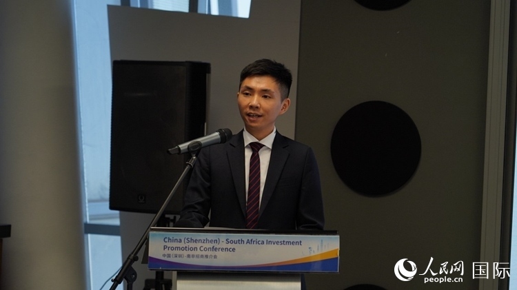 深圳市黃金珠寶首飾行業(yè)協(xié)會副會長李澤鋒介紹深圳市黃金珠寶產(chǎn)業(yè)發(fā)展情況。人民網(wǎng) 劉暢攝