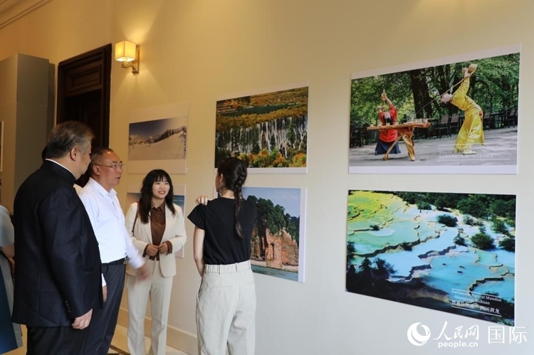 四川省文化和旅游廳副廳長王成平、墨西哥松林文化中心展覽部主任盧西亞·恩里克斯·岡薩雷斯·薩拉維亞、墨西哥中國文化中心主任石岳文參觀圖片展。拍攝者為墨西哥分社外籍雇員埃內(nèi)斯托·多明戈斯