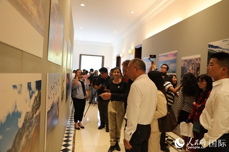 參觀者在圖片展活動(dòng)現(xiàn)場。拍攝者為墨西哥分社外籍雇員埃內(nèi)斯托·多明戈斯