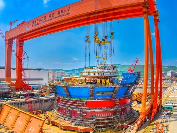 “海葵一號”通過雙龍門吊進行總裝。侯憲鵬攝