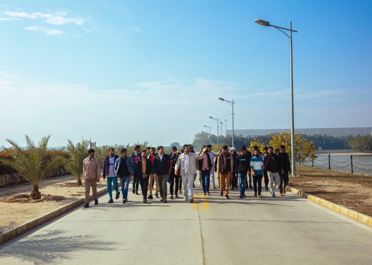 職業(yè)技校學(xué)員參觀中巴經(jīng)濟(jì)走廊薩希瓦爾電站。中國(guó)華能薩希瓦爾電站 供圖