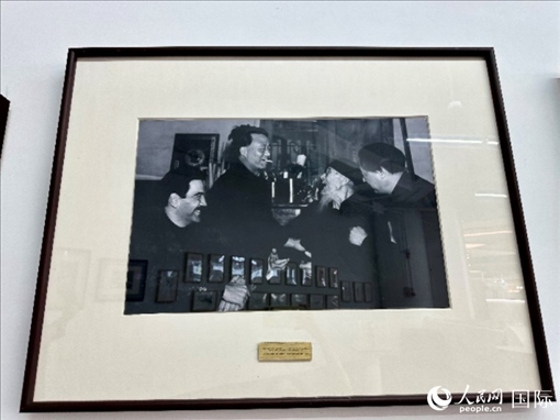 萬徒勒里（左一）與艾青、蕭三、齊白石的老照片。人民網(wǎng)記者 周雨攝