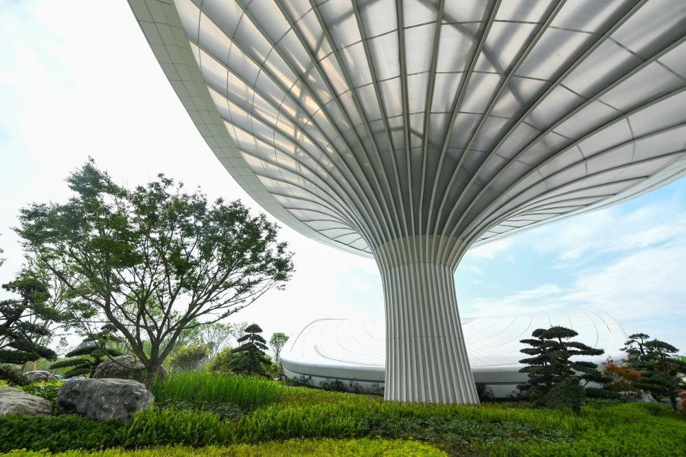 這是2024年4月22日拍攝的成都世園會主會場入口處的“芙蓉花”底部，它兼具收集雨水、循環(huán)利用的功能。新華社記者 王曦 攝